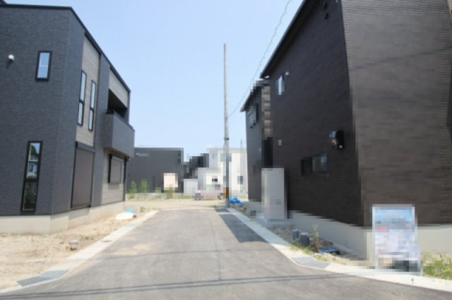 大そねⅥ　3号棟　新築戸建（全5区画）の前面道路含む現地写真|西側　幅　5.0ｍ　