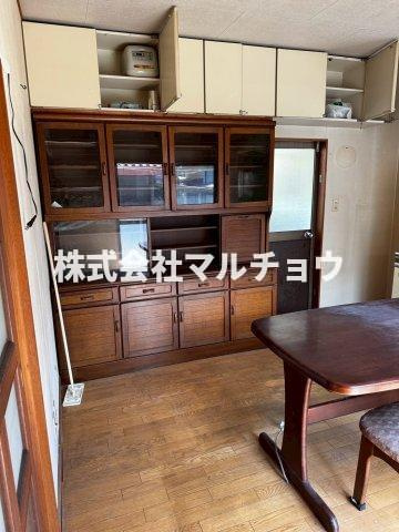 東山一丁目戸建ての居間・リビング|こちらのリビングで趣味の時間をお楽しみください