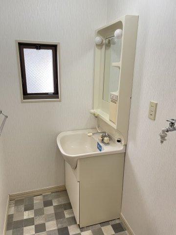 イージストパレスBの洗面所|広々室内洗濯置場、洗面化粧台（ワイドシンク）
使い勝手が良いです♪