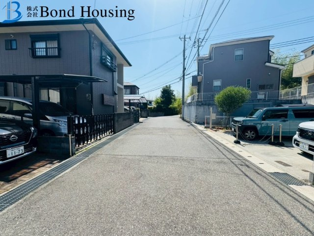 駐車２台　全居室収納有　玉津町高津橋　中古戸建の前面道路含む現地写真