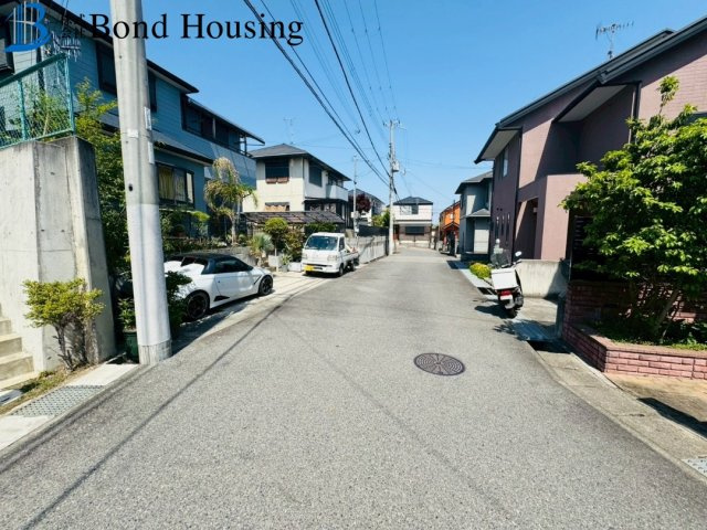 駐車２台　全居室収納有　玉津町高津橋　中古戸建の前面道路含む現地写真