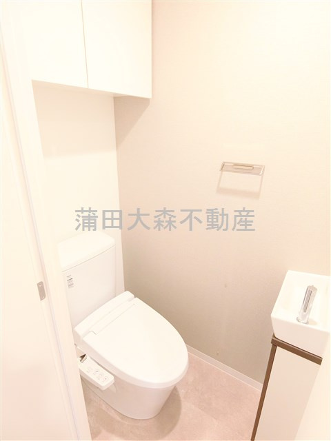 シーズンフラッツ蒲田のトイレ|棚収納と温水暖房便座付きのトイレ