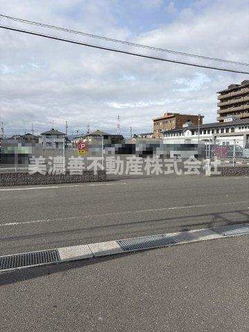 ６６４６０　岐阜市鏡島南事業用倉庫の駐車場