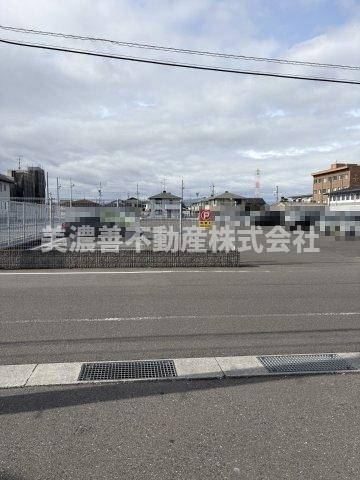 ６６４６０　岐阜市鏡島南事業用倉庫の駐車場