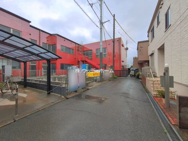 越谷市蒲生2期　新築一戸建ての前面道路含む現地写真