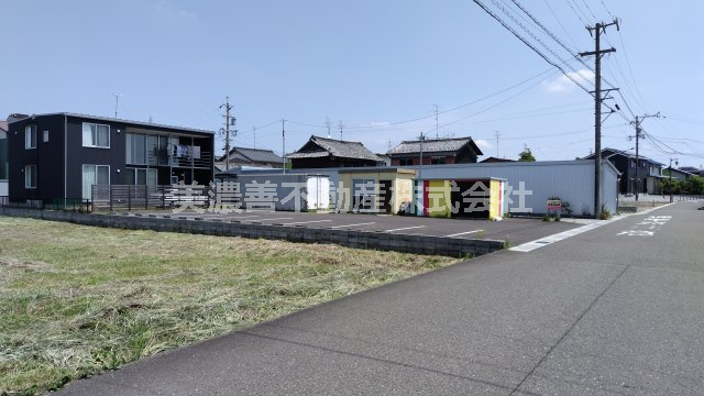 ６６９２２　大垣市墨俣町墨俣事務所付き戸建の前面道路含む現地写真