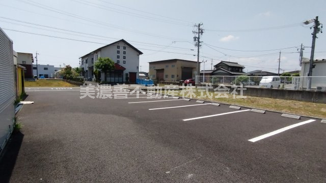６６９２２　大垣市墨俣町墨俣事務所付き戸建の駐車場