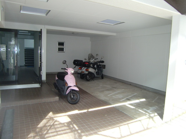 ユニーブル六甲　南棟の駐車場