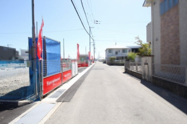 大そねⅥ　4号棟　新築戸建（全5区画）の前面道路含む現地写真|西側　幅　5.07ｍ　
