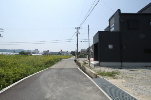 南国市大そね甲　4号棟　新築戸建（全5区画）の前面道路含む現地写真