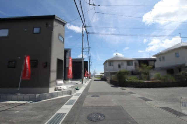 南国市大そね甲　4号棟　新築戸建（全5区画）の前面道路含む現地写真