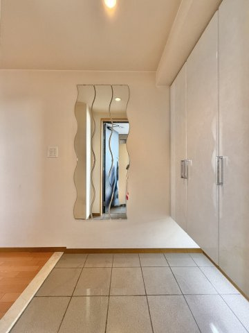 ブライトタウン上島A棟の玄関|９０度に折れているタイプの玄関なので、ドアを開けても家の中が見えないプライバシーを確保した作りになっています。