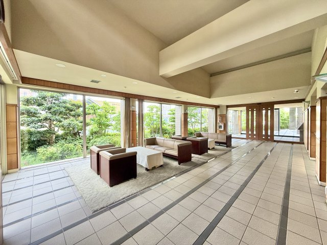 ブライトタウン上島A棟のエントランス|広々としたエントランスは、居住者を優しく迎え入れてくれます。待ち合わせの場所としても活用できます！