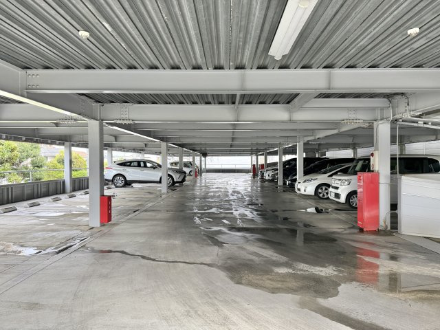 ブライトタウン上島A棟の駐車場|駐車場は平面か、自走式駐車場なのが嬉しいですね。機械式駐車場のように待ち時間が発生することはありませんよ！