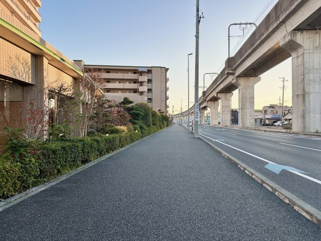 ブライトタウン上島A棟のその他|赤電沿いに面しており、歩道が広いのでとても住みやすい住環境です。