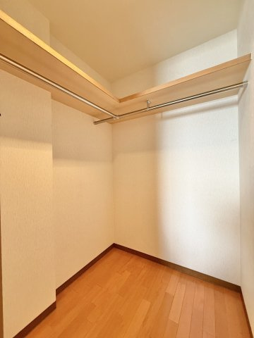 ブライトタウン上島A棟の収納|大容量のウォークインクローゼットです。これなら洋服が多い人でもゆとり持って収納することができます。