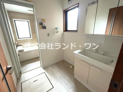 【独立洗面台】 | 所沢市荒幡 | 三面鏡タイプ 鏡裏は収納になっています