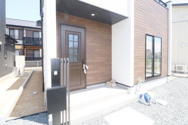 郡山市富田町字前川原　　　２号棟　　　富田小学校、富田中学区の玄関