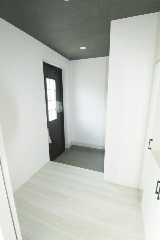 郡山市富田町字前川原　　　２号棟　　　富田小学校、富田中学区の玄関