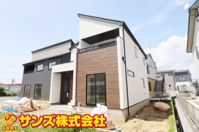 郡山市富田町字前川原　　　２号棟　　　富田小学校、富田中学区の外観|南東側から見た外観♪