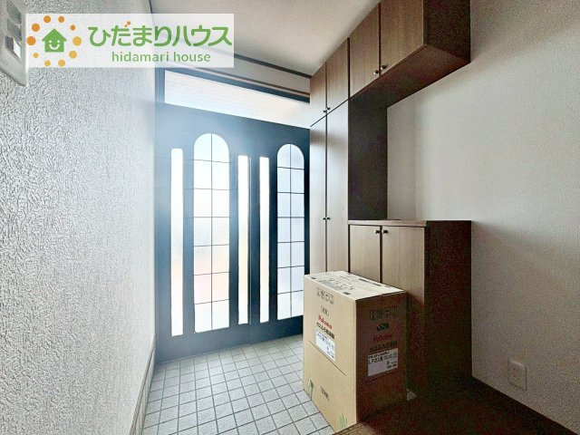 【玄関】 | 下妻市江　中古戸建 | スニーカーマニアも納得の天井まであるシューズボックス!(^^)!