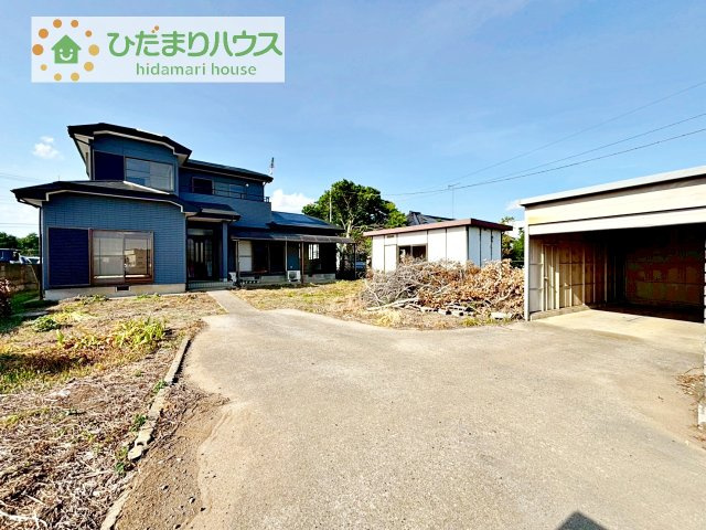 【駐車場】 | 下妻市江　中古戸建 | ゆったりとしたカースペースで、ファミリーカーや軽自動車もラクラク駐車出来ますね♪