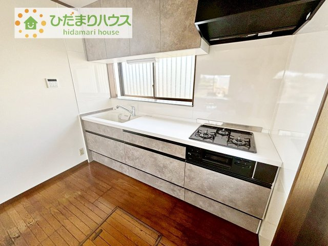 【キッチン】 | 下妻市江　中古戸建 | 3口コンロと収納豊富なキッチンで、ママの毎日のお料理もはかどります☆