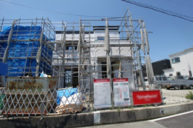 大そねⅥ　5号棟　新築戸建（全5区画）の構造・工法・仕様|大切な家と家族を守るシャッター雨戸は、ロックを内側からしかはずせないから防犯性に優れ、台風などにも安心です（画像はイメージ）。
