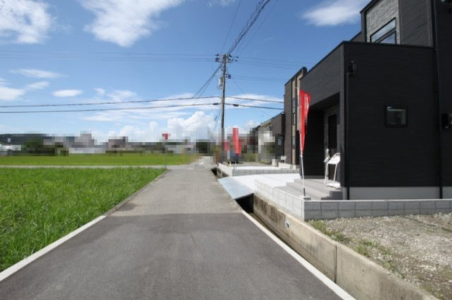 南国市大そねⅥ　5号棟　新築戸建（全5区画）の前面道路含む現地写真