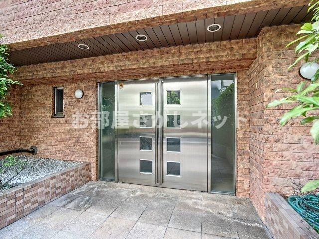 ラグジュアリーアパートメント三田慶大前【おとり物件なし】#学生・社会人にオススメ！のエントランス