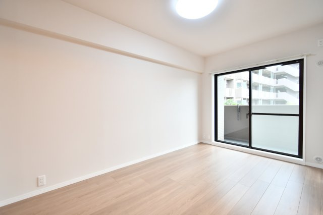 パークハイツ大宮宮原の洋室|【洋室①：6.0帖】リビング隣のお部屋です。朝日を浴びて起きることができ主寝室におすすめ。リビング隣のお部屋なので、調理中やリビングでの作業中も見守ることのできる、お子様の遊びのスペースとしても◎