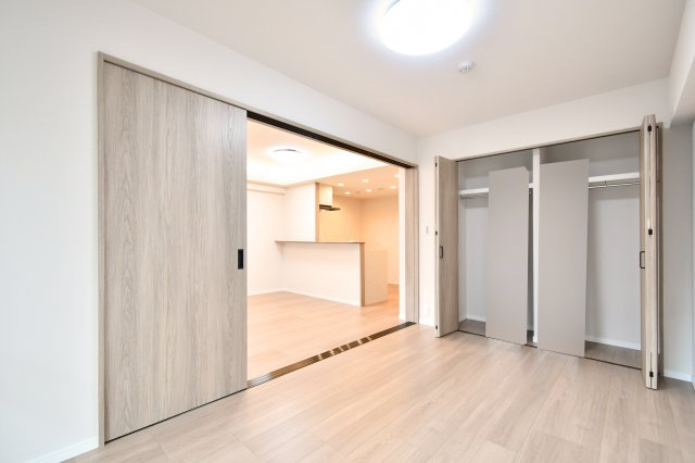 パークハイツ大宮宮原の洋室|【洋室①：6.0帖】リビング隣のお部屋です。収納クローゼットは十分なスペースで、嬉しいサイズ！荷物の整理整頓も各洋室にクローゼットが付き、ライフスタイルに合わせてお使いいただけます。