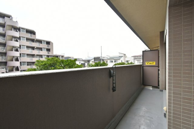 パークハイツ大宮宮原のバルコニー|【バルコニー面積：7.42㎡】南西向きのバルコニーで陽当たり良好◎バルコニー面積も十分で、お洗濯もスムーズでラクラク！『物件を今日見てみたい』など、当日のご案内も可能です。 どうぞお気軽にお電話下さい