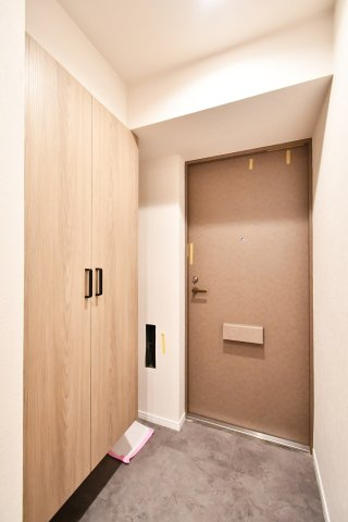 パークハイツ大宮宮原の玄関|【新規リノベーション】第一印象を決める玄関、出入りしやすい入口。背の高いシューズクローゼットで、来客動線と家族動線を整えやすい設計です。内覧で収納・採光・動線・質感を確認ください。