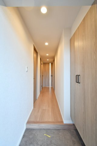 パークハイツ大宮宮原の玄関|玄関から室内へ続く廊下、動線が見える写真。各室へつながる動線が明確で暮らしを整理しやすい一角。全室フローリングリフォーム済(2026年7月)です。内覧で収納・採光・動線を確認ください。
