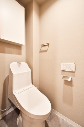 パークハイツ大宮宮原のトイレ|水回り交換済、清潔感を保ちやすいトイレ空間。温水洗浄便座付き、毎日使う場所だからこそ快適性をしっかり確保。写真で暮らしを想像し、ご家族で内覧し収納・採光・動線・設備の使い勝手を確認ください。