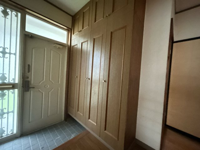 南相馬市原町区栄町 中古住宅3LDK 陽当たり良好！不動産プラスの玄関|玄関内部の写真です。シューズボックスも大容量なので家族の靴もすっきり片付きます。クリーニングを行います。