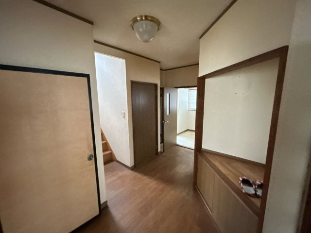 南相馬市原町区栄町 中古住宅3LDK 陽当たり良好！不動産プラスのその他|玄関内部の写真です。シューズボックスも大容量なので家族の靴もすっきり片付きます。クリーニングを行います。