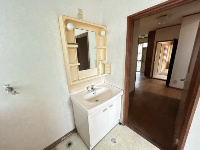 南相馬市原町区栄町 中古住宅3LDK 陽当たり良好！不動産プラスのその他|洗面所の写真です。設備点検とクリーニングを行います。1坪の広さがあるので洗濯機も問題なく置くことができます。