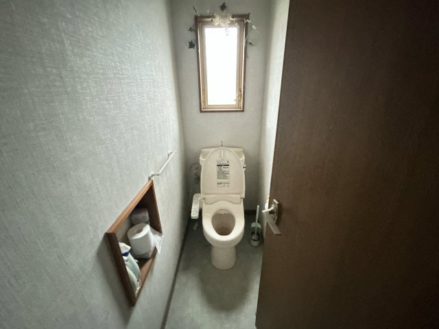 南相馬市原町区栄町 中古住宅3LDK 陽当たり良好！不動産プラスのトイレ|1階トイレの写真です。設備点検とクリーニングを行います。1階と2階にトイレがあるので込み合う朝も安心ですね。