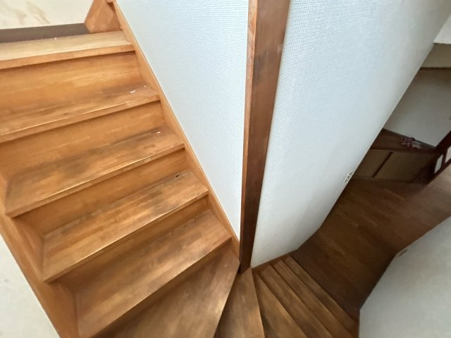 南相馬市原町区栄町 中古住宅3LDK 陽当たり良好！不動産プラスの内装|階段の写真です。こちらもしっかりクリーニングいたします。手すりが付いているので、上り下りも安心ですね。