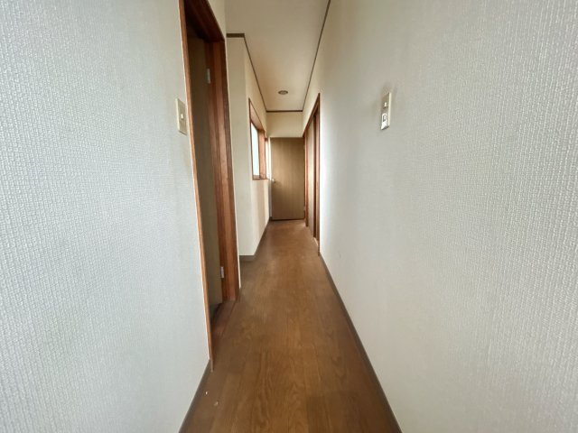 南相馬市原町区栄町 中古住宅3LDK 陽当たり良好！不動産プラスの内装|2階廊下の写真です。クリーニングを行います。廊下の突き当りと右手側に洋室左手側にトイレがあります。