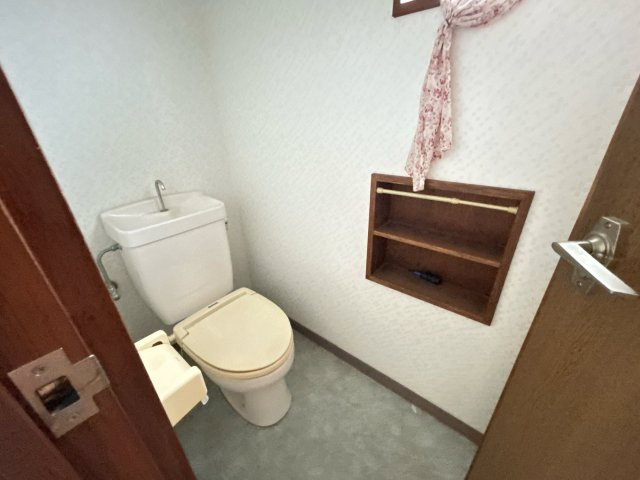 南相馬市原町区栄町 中古住宅3LDK 陽当たり良好！不動産プラスのトイレ|2階トイレの写真です。設備点検とクリーニングを行います。1階と2階にトイレがあるので込み合う朝も安心ですね。