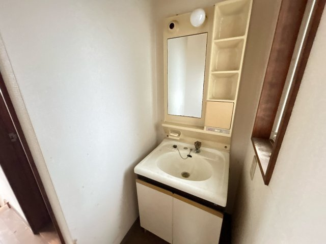 南相馬市原町区栄町 中古住宅3LDK 陽当たり良好！不動産プラスの独立洗面台|2階洗面の写真です。設備点検とクリーニングを行います。