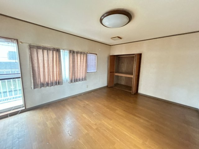 南相馬市原町区栄町 中古住宅3LDK 陽当たり良好！不動産プラスの洋室|2階西側の洋室です。クリーニングを行います。収納が付いていますのでお部屋を広く使うことができます。お部屋自体も約10帖ありますので、ベッドを置いたりタンスを置いたりしても余裕があります。