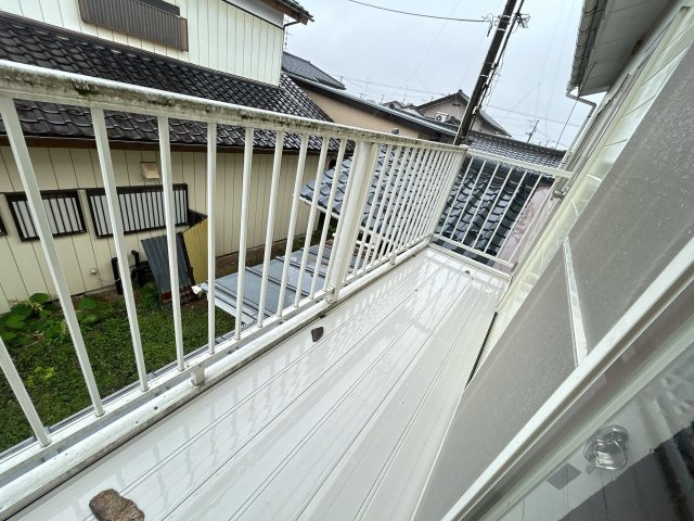 南相馬市原町区栄町 中古住宅3LDK 陽当たり良好！不動産プラスのバルコニー|バルコニーの写真です。点検とクリーニングを行います。南側を向いているので日当たりもよく、お布団を干すと気持ちよさそうですね。