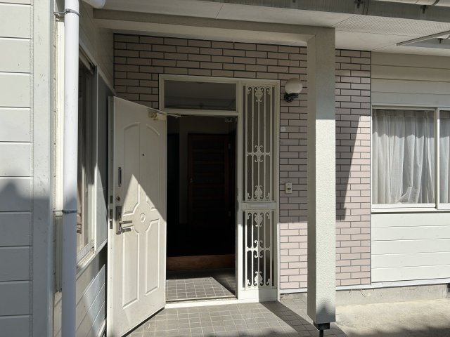 南相馬市原町区栄町 中古住宅3LDK 陽当たり良好！不動産プラスの玄関|玄関の写真です。鍵交換とクリーニングを行います。防犯面にも配慮してお引き渡しいたします。