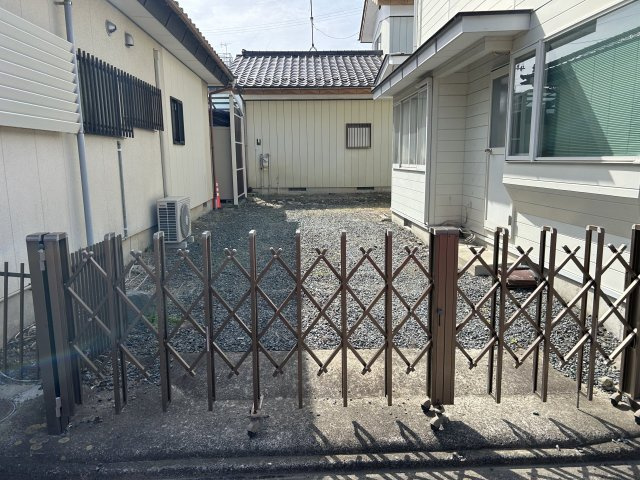 南相馬市原町区栄町 中古住宅3LDK 陽当たり良好！不動産プラスの駐車場|駐車場の写真です。縦列2台駐車可能です。間口が約3ｍありますので、余裕をもって停められます。
