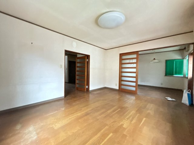 南相馬市原町区栄町 中古住宅3LDK 陽当たり良好！不動産プラスの居間・リビング|リビングの写真です。約19.5帖の広さがあります。しっかりクリーニングを行います。くつろぎスペースとダイニングスペースをつくりメリハリのある生活ができそうです。