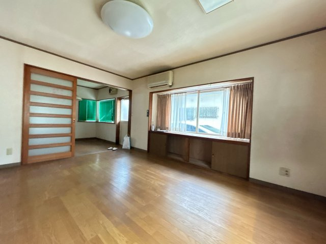 南相馬市原町区栄町 中古住宅3LDK 陽当たり良好！不動産プラスの居間・リビング|リビング別角度の写真です。約19.5帖の広さがあります。しっかりクリーニングを行います。くつろぎスペースとダイニングスペースをつくりメリハリのある生活ができそうです。